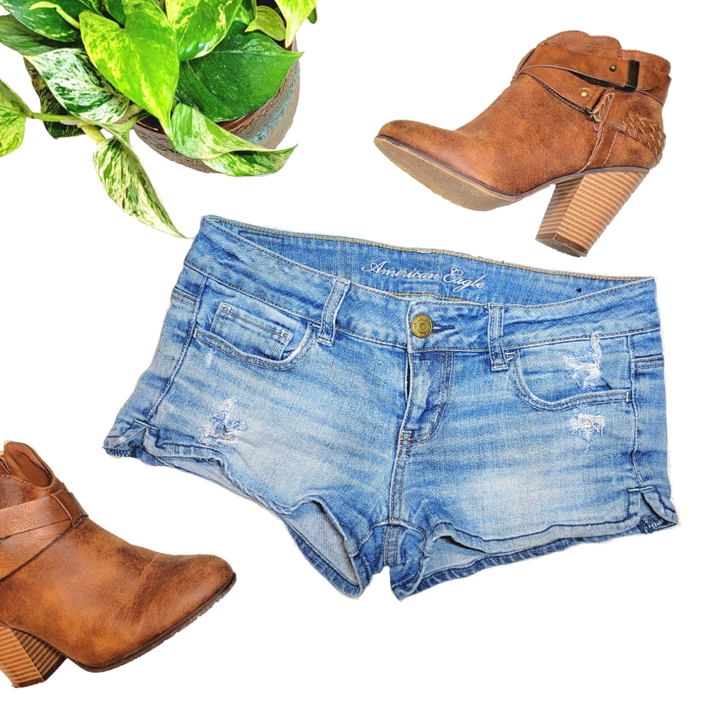 🎉 LAST CHANCE! 🎉 American Eagle Distressed Denim Shorts / Size 4 / Light Wash